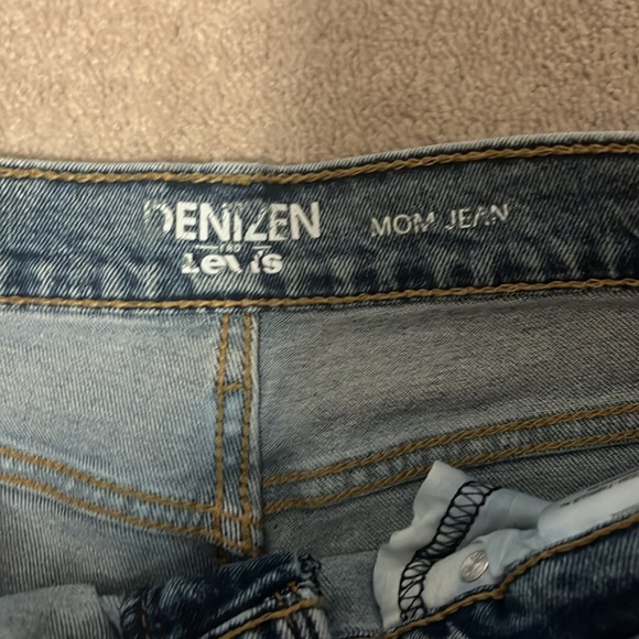 Denizen from Levi’s Women’s Mom Jean Very Distressed Size 7 W28 Zipper fly - Picture 3 of 9